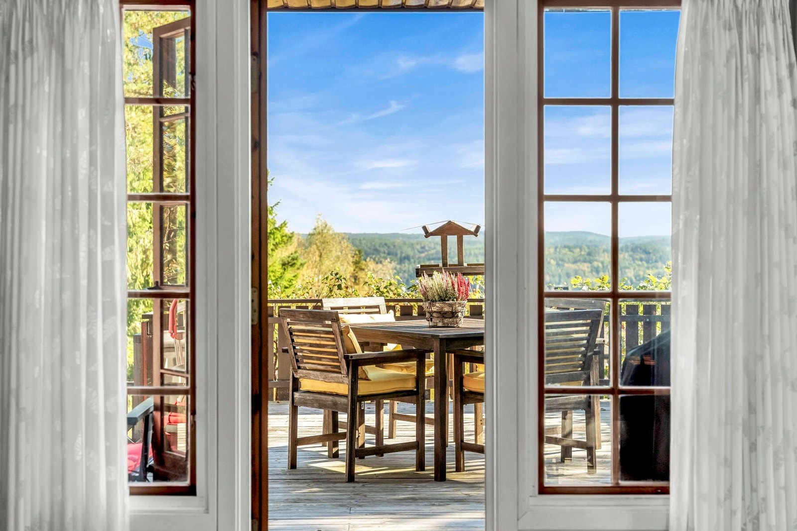 Det er flott utsikt fra stuen. Galleribilde