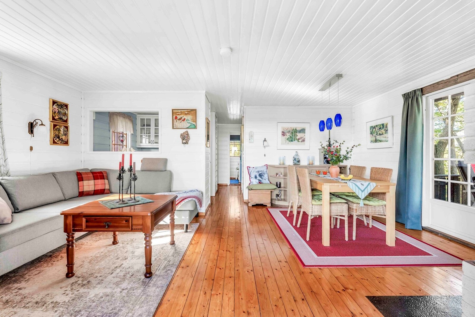 Det er god plass til både tv-stue og spisestue i stuen. Galleribilde