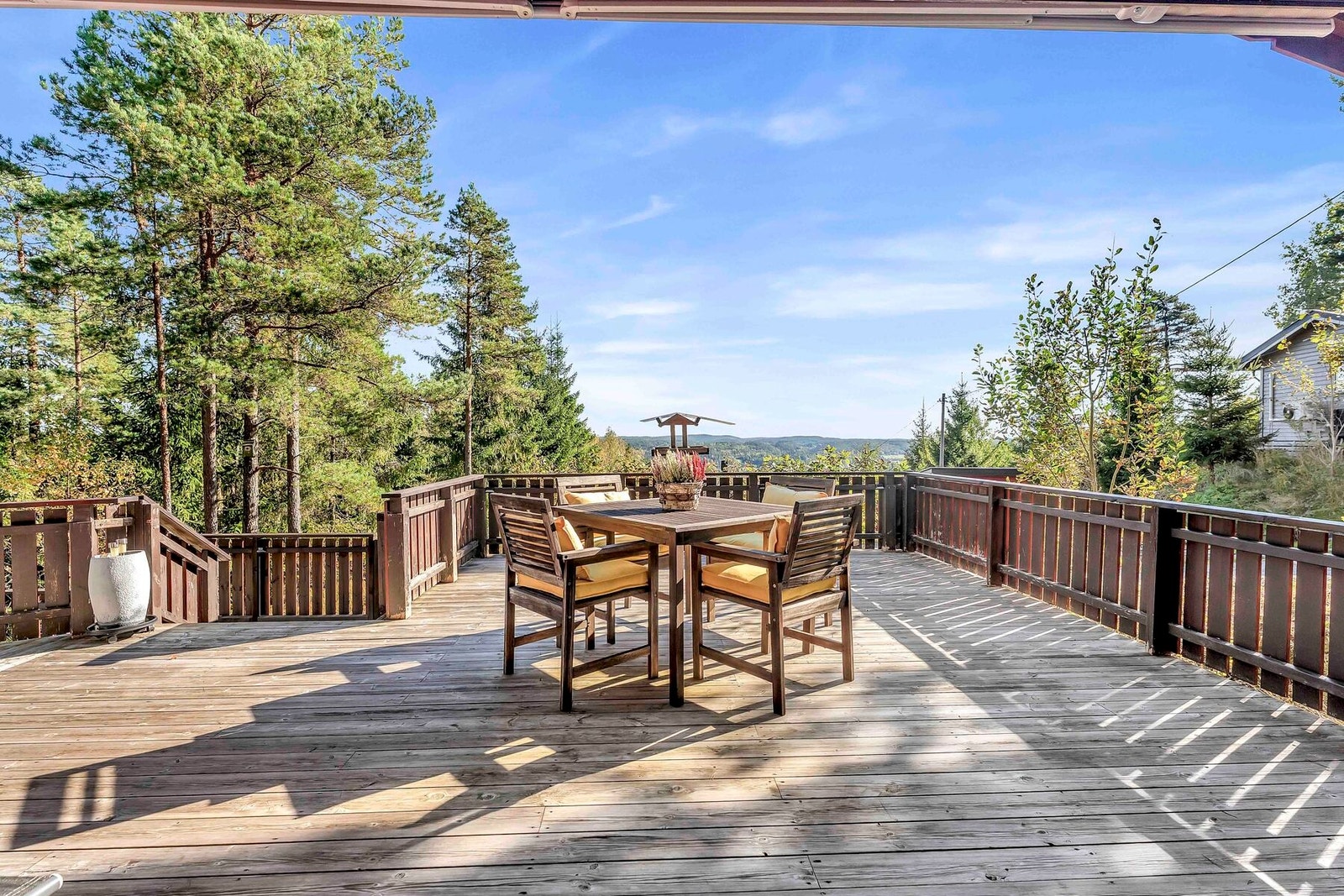 Det er nydelig utsikt fra den romslige og solrike terrassen. Galleribilde