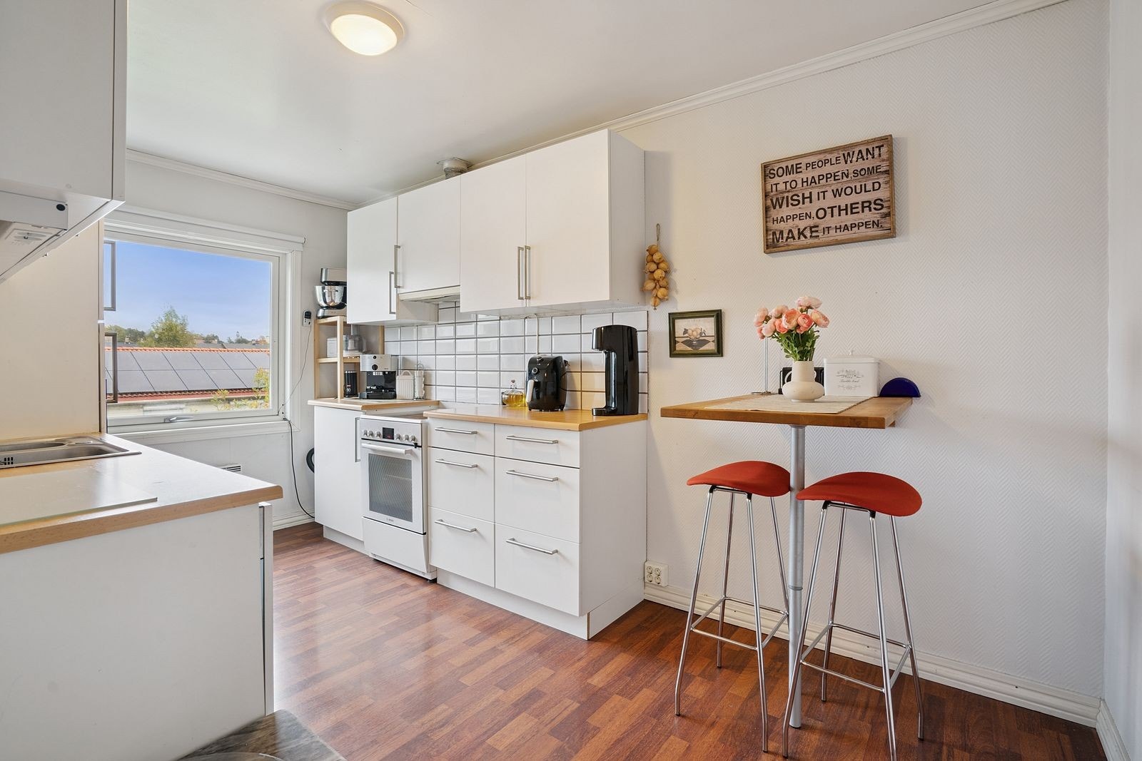 God skap- og benkeplass for en funksjonell hverdag. Galleribilde