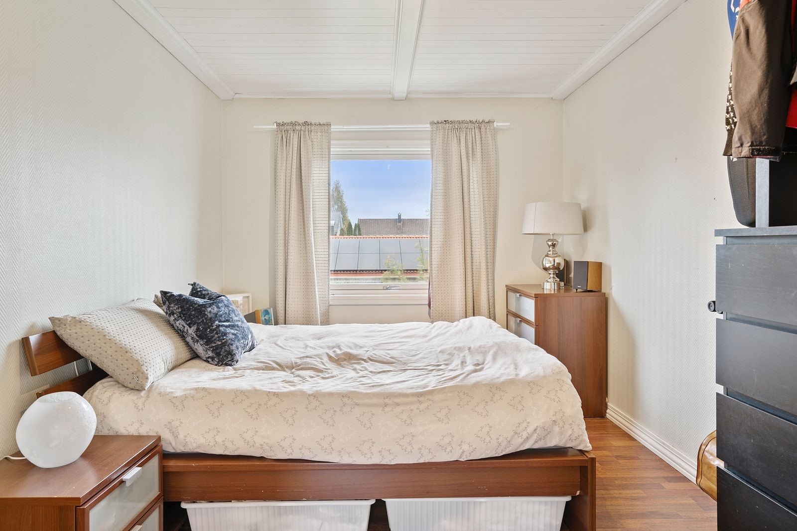 Lyst soverom med hyggelig atmosfære og naturlig lysinnslipp. Galleribilde