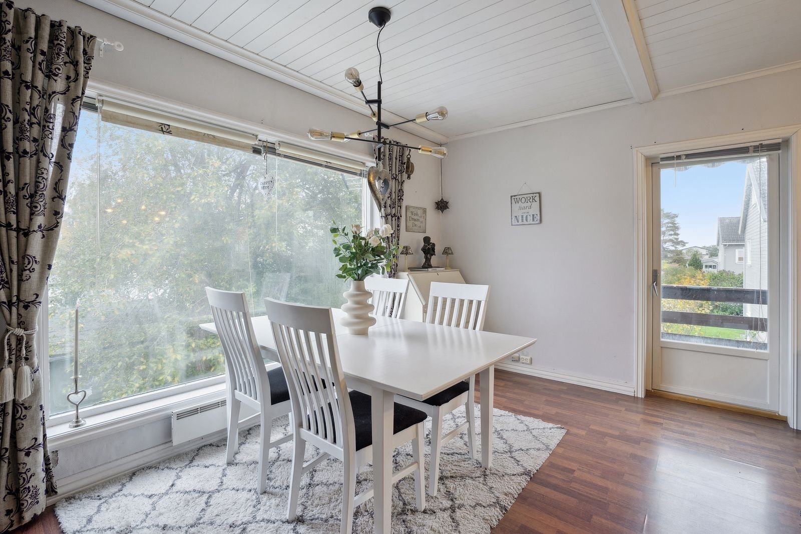 Store vindusflater gir rikelig med naturlig lys. Galleribilde