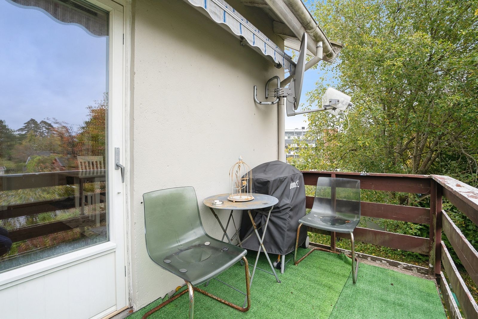 Muligheter for å skape en lun uteplass med planter og tekstiler. Galleribilde