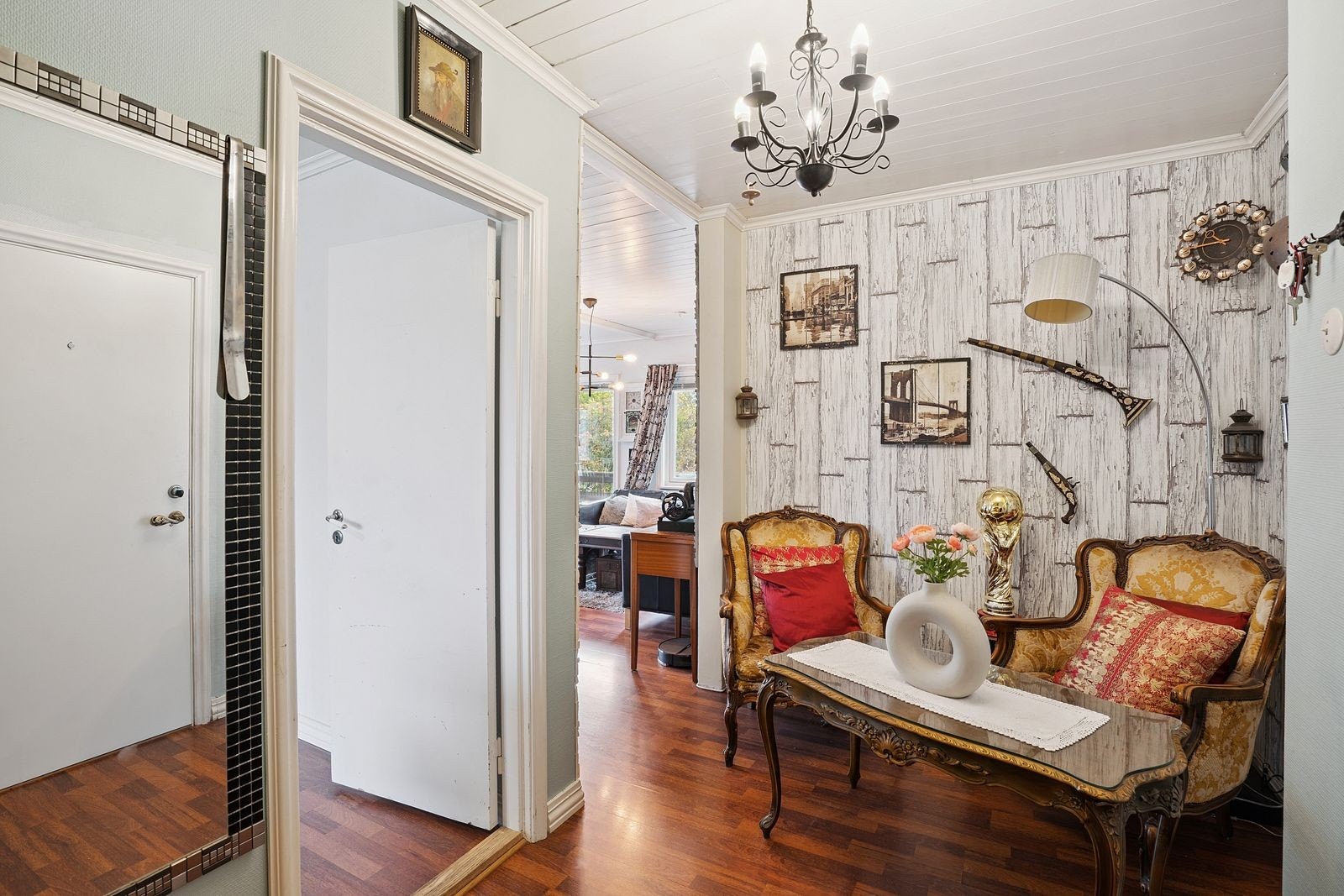 En funksjonell inngang som ønsker deg velkommen hjem. Galleribilde