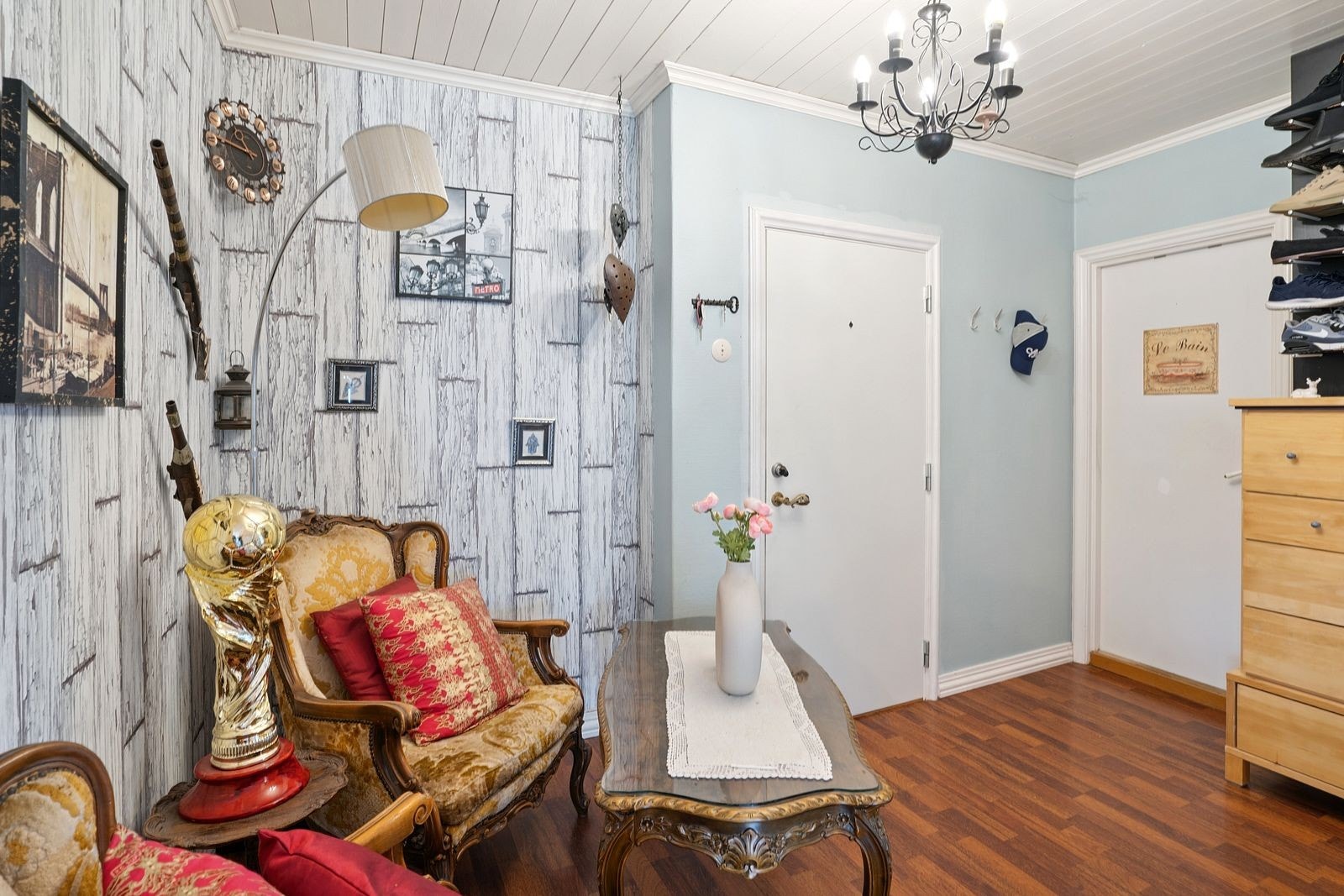 Romslig entré med plass til garderobe. Galleribilde