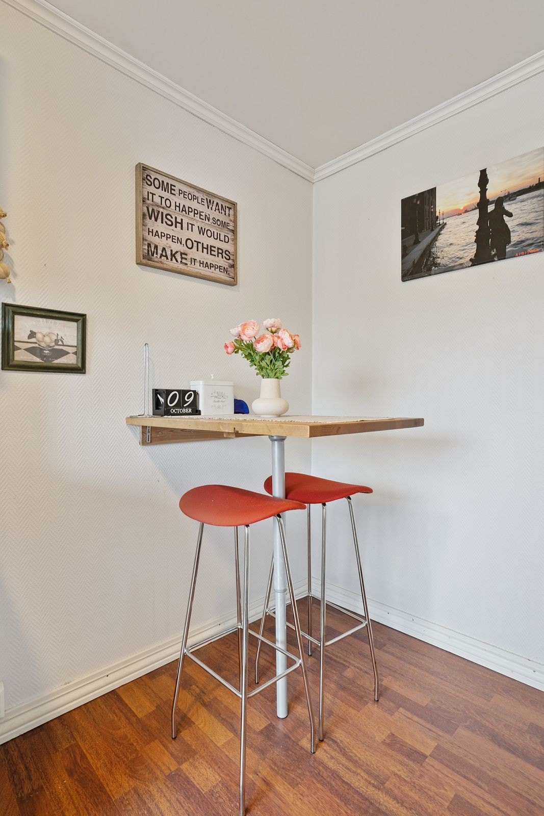 Naturlig plass til spisebord ved vindu. Galleribilde