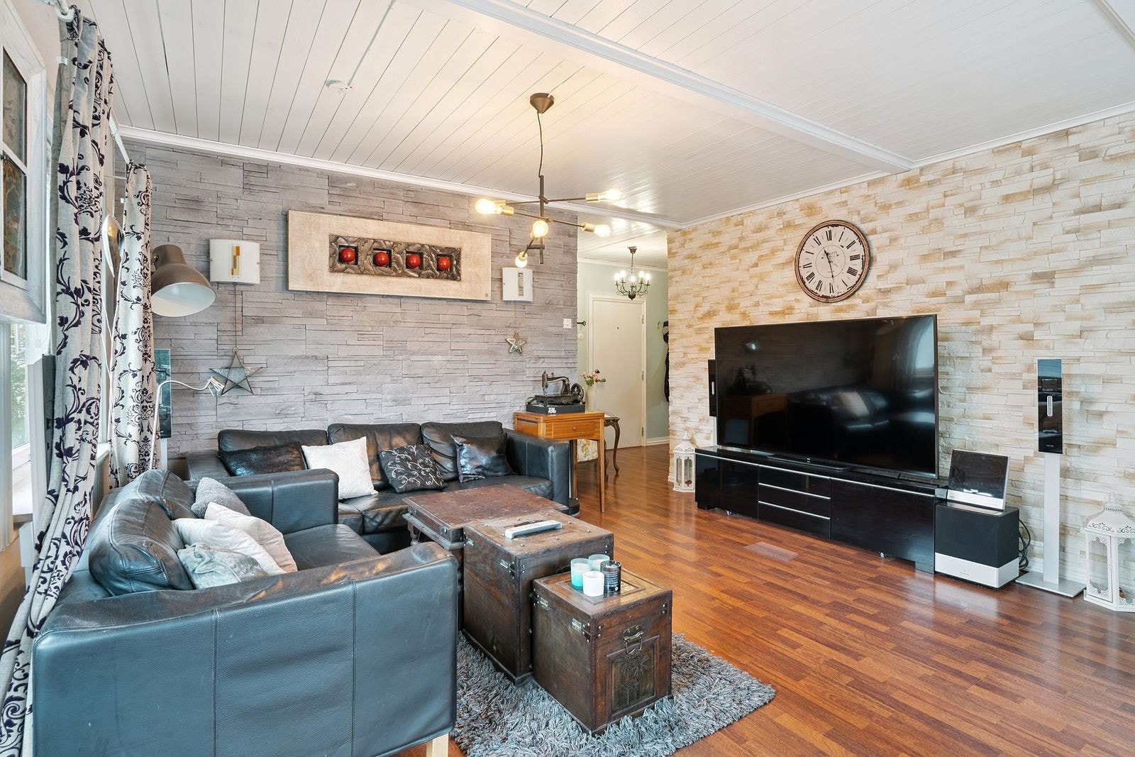 God planløsning med naturlige soner for spisebord og sofagruppe. Galleribilde