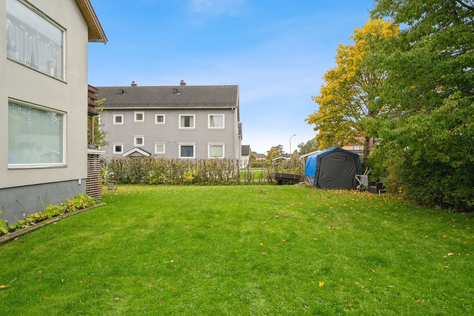 Pent opparbeidet fellesområde rundt bygget. Galleribilde