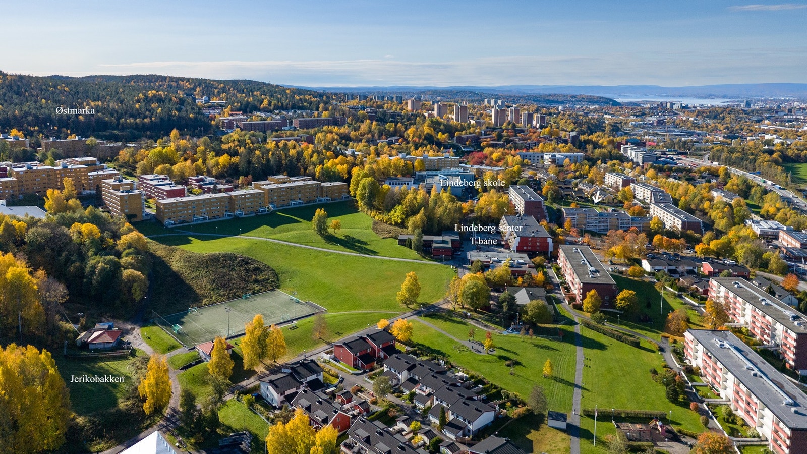 Her bor du i hjertet av Lindeberg med nærhet til både skoler, barnehager, nærsenter, kollektivtransport og marka. Boligen er markert med pil på bildet. Galleribilde