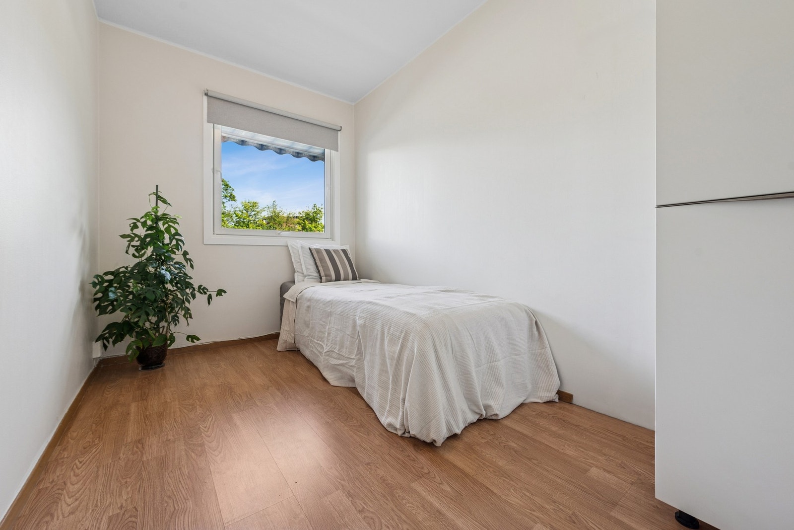 De to øvrige soverommene passer godt som barnerom, gjesterom eller kontor. Her vises det andre soverommet i tilknytning til entréen. Galleribilde