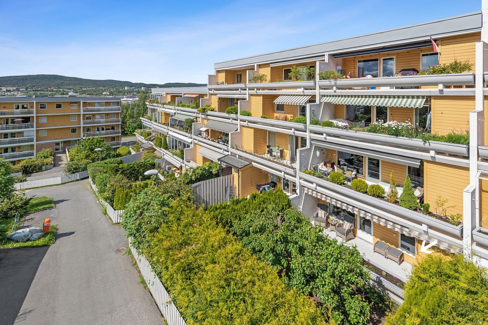Velkommen til en stor og innbydende 5-roms terrasseleilighet - fredelig beliggende i barnevennlige omgivelser, samtidig som du bor sentralt i hjertet av Lindeberg. Galleribilde