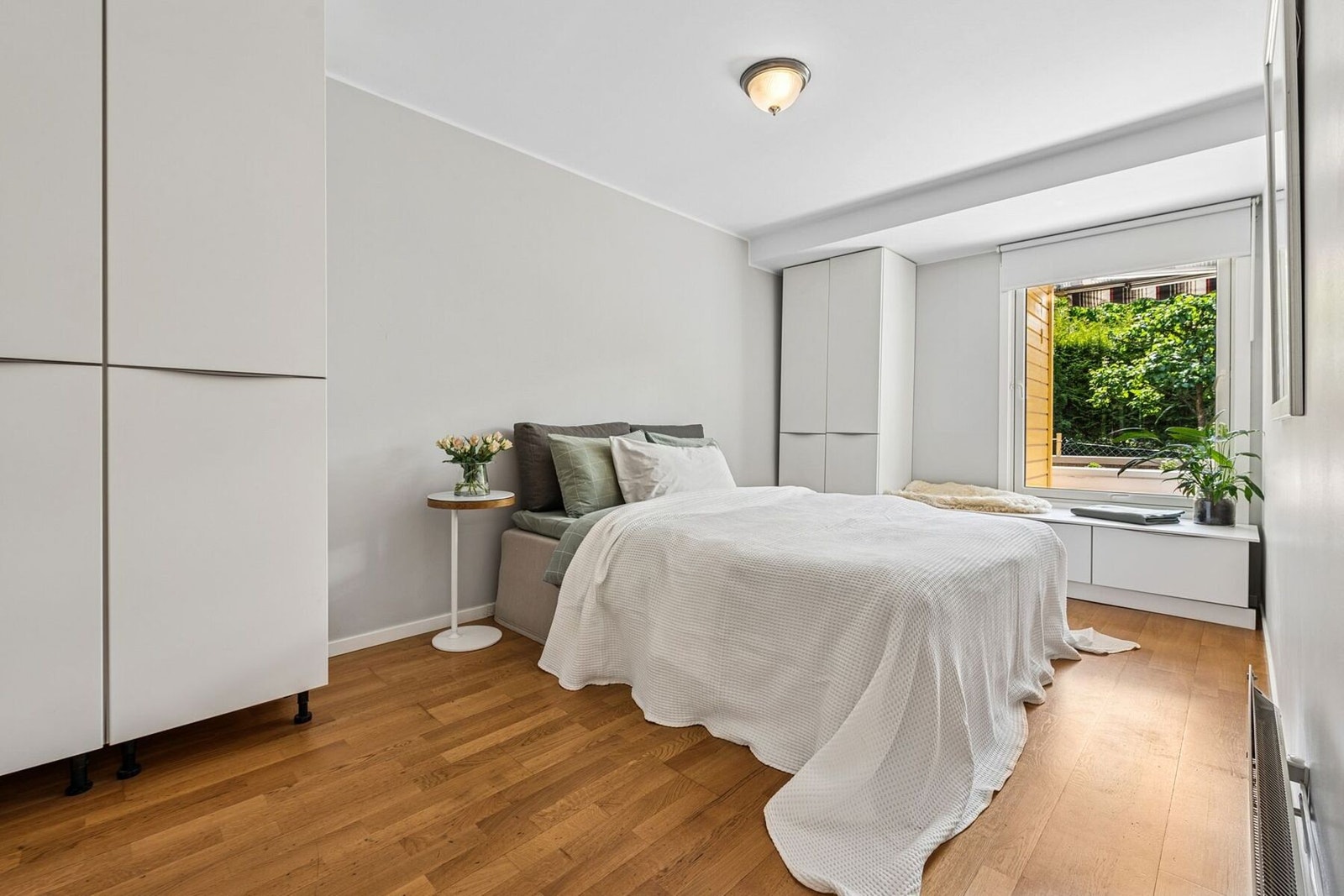 Boligen har fire soverom, hvor hovedsoverommet ligger innenfor stuen. Hovedsoverommet har en særlig god størrelse, med plass til både stor seng og rikelig garderobe. Galleribilde
