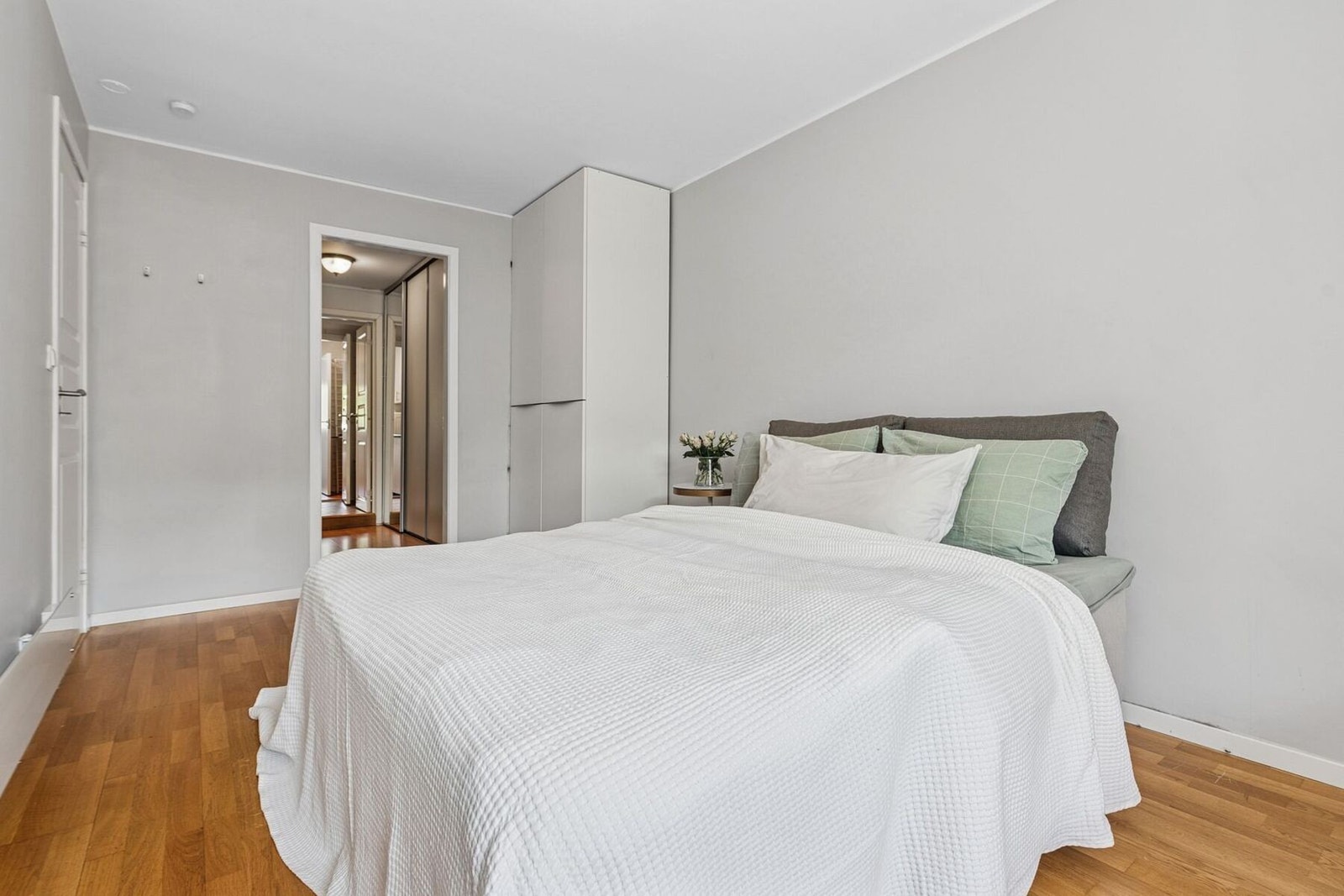 Her medfølger to doble garderobeskap fra 2019. I tillegg er det adkomst til et romslig garderoberom/walk-in closet fra hovedsoverommet. Galleribilde
