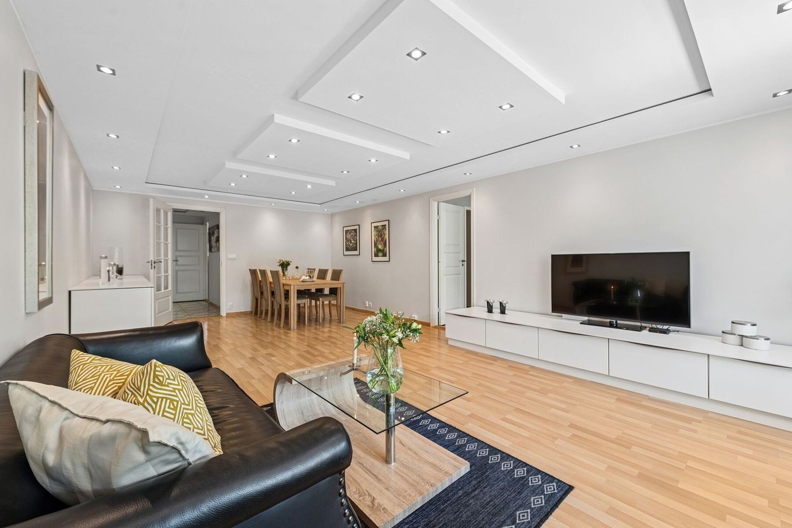 Stuen har en meget god størrelse, med plass til både sofagruppe, stort spisebord og annet møblement. Galleribilde