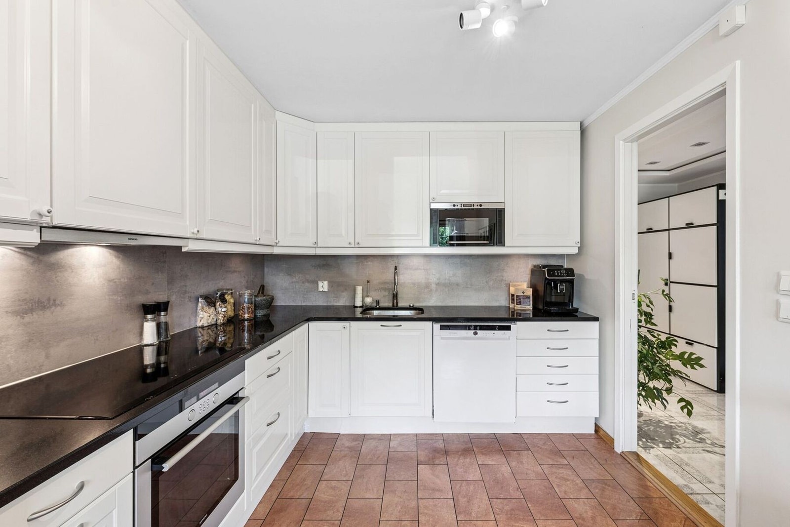 Hvitevarer består av integrert stekeovn (2009), mikrobølgeovn (2009) og induksjonstopp (2022), samt oppvaskmaskin (2019) og to frittstående kjøle- og fryseskap fra tidligere. Galleribilde