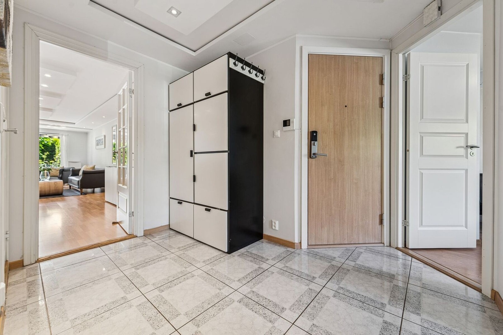 Innvendig møtes du av en lys og romslig entré som gir en hyggelig velkomst til boligen, og som har god plass til nødvendig garderobe. Galleribilde