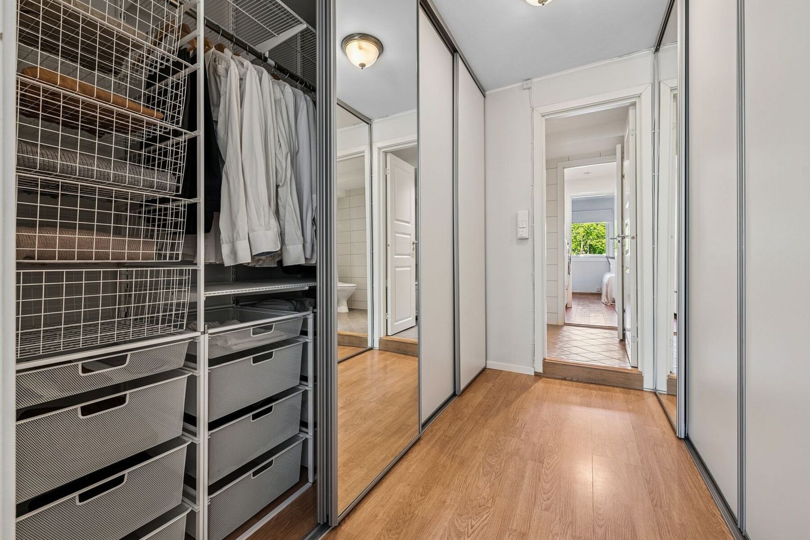 Her har du rikelig oppbevaringsplass i skyvedørsgarderober fra 2019, med Elfa-innredning bestående av kurver, hyller og hengeløsning. Galleribilde
