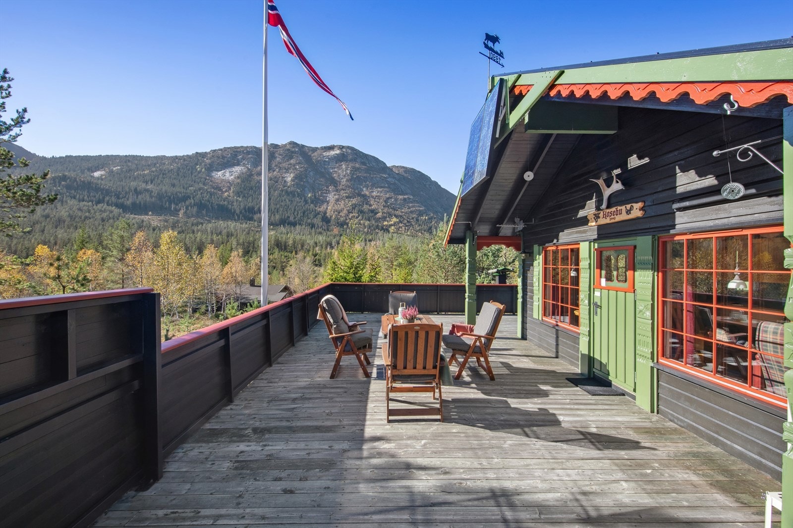 Romslig terrasse med flott utsikt og gode solforhold Galleribilde