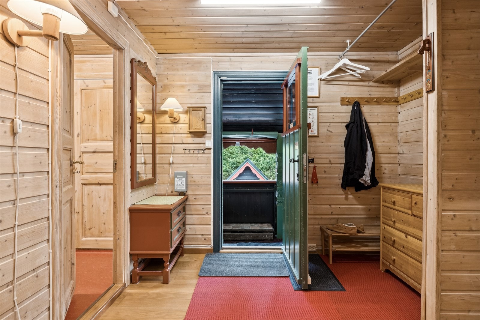 Velkommen inn til romslig entré med god plass til oppheng av yttertøy Galleribilde