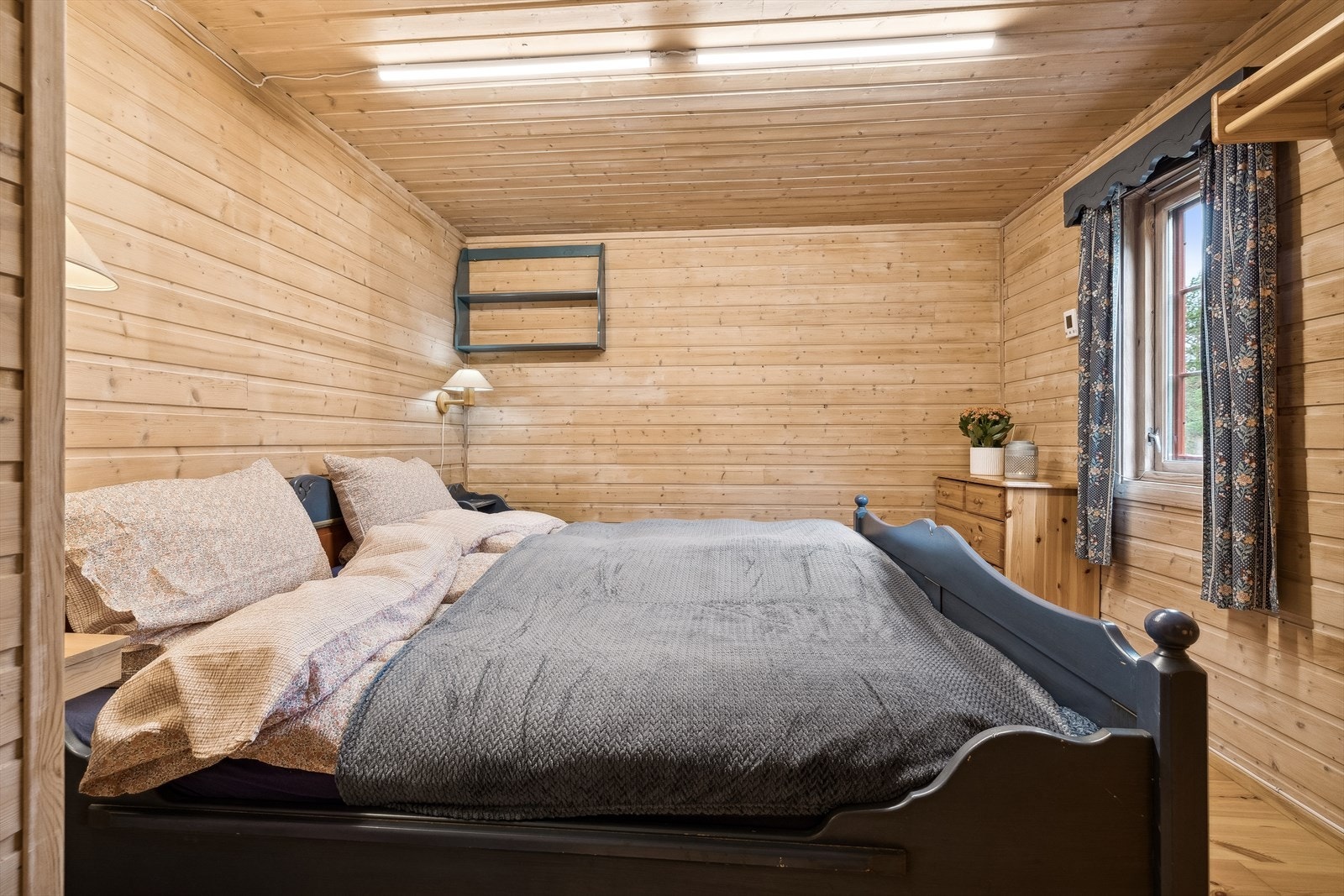 Hovedsoverom med god plass til dobbeltseng Galleribilde