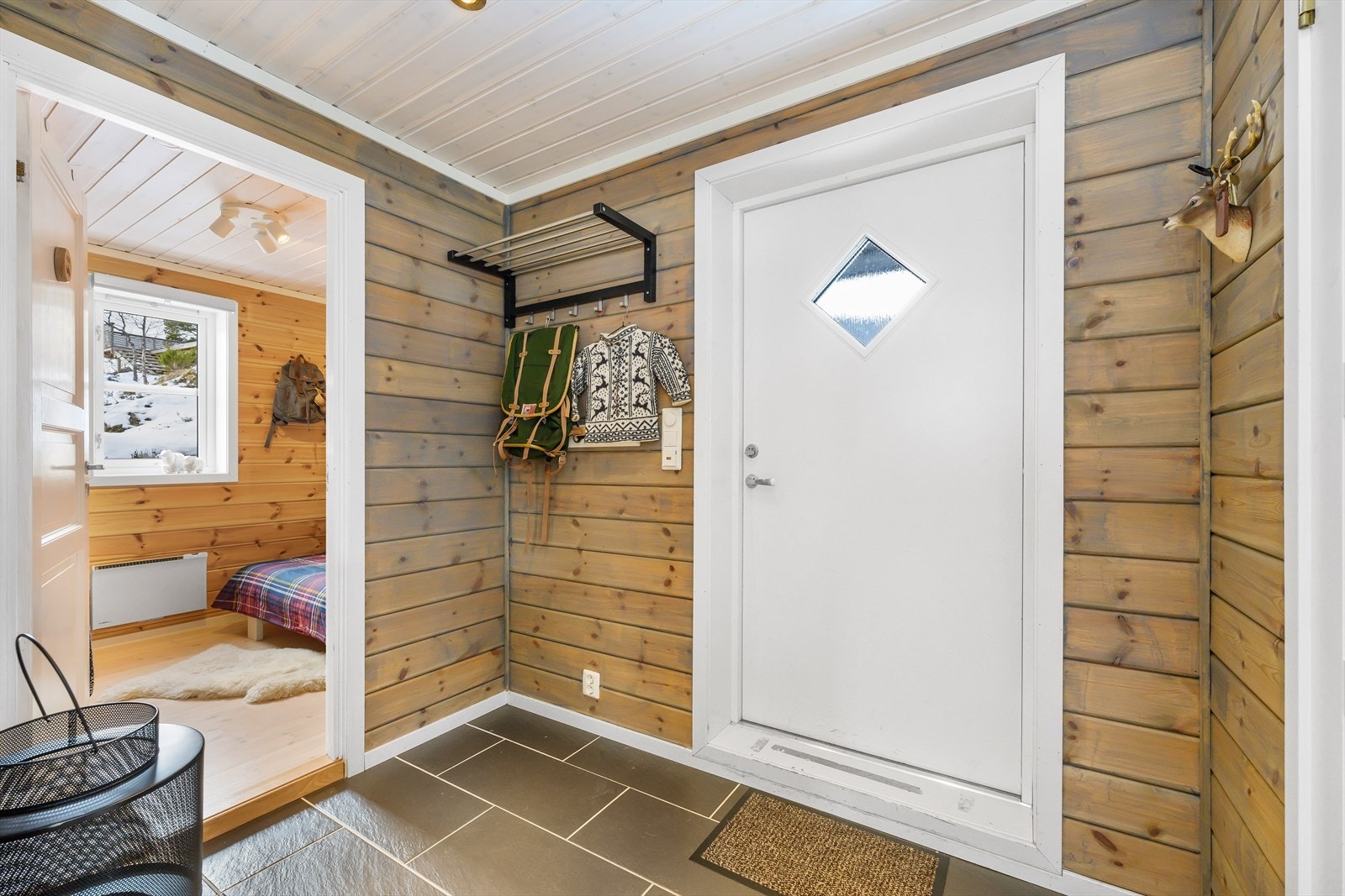 Innenfor døren er det god plass til oppheng av yttertøy. Galleribilde