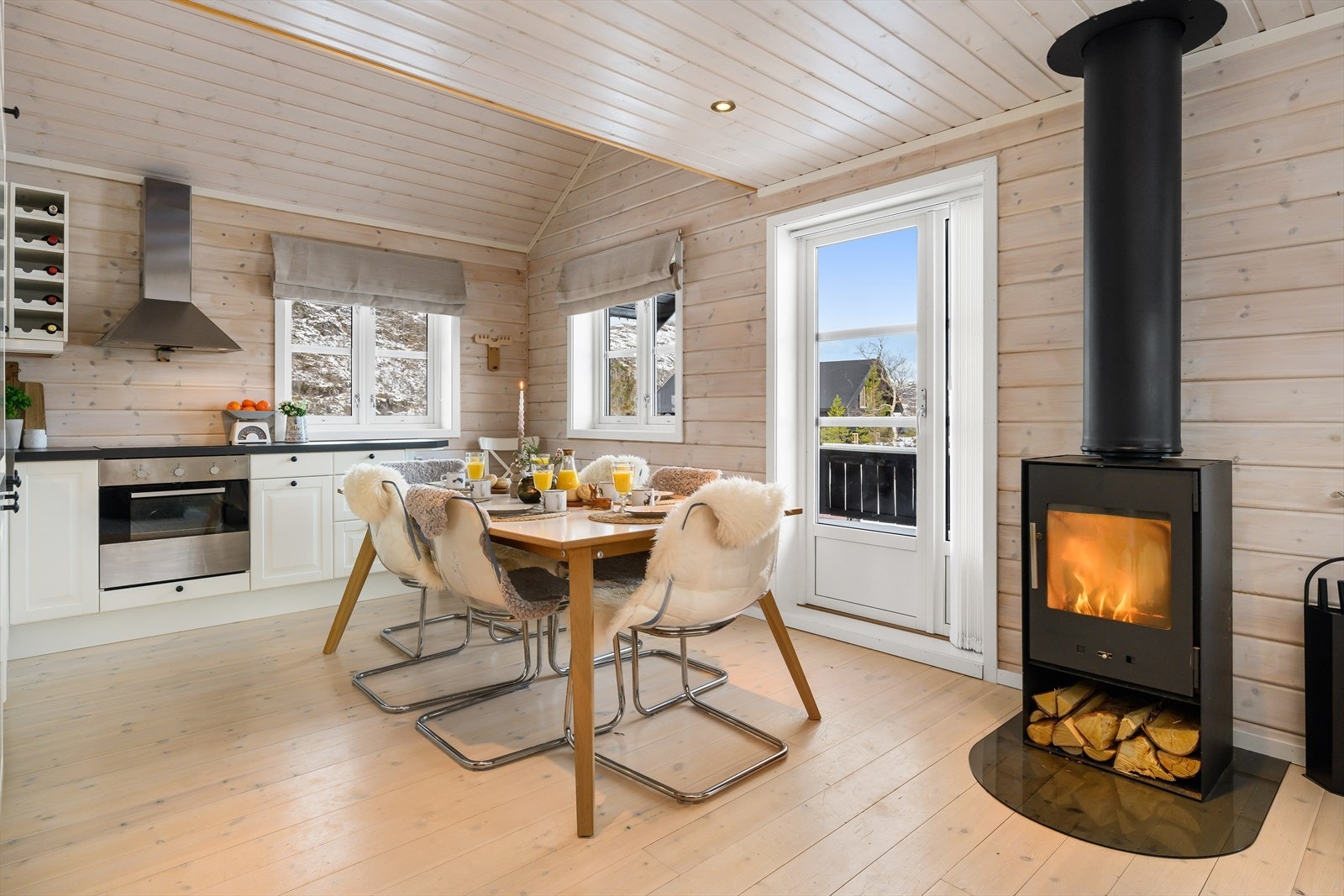 God plass til spisegruppe mellom kjøkken og stue. Galleribilde