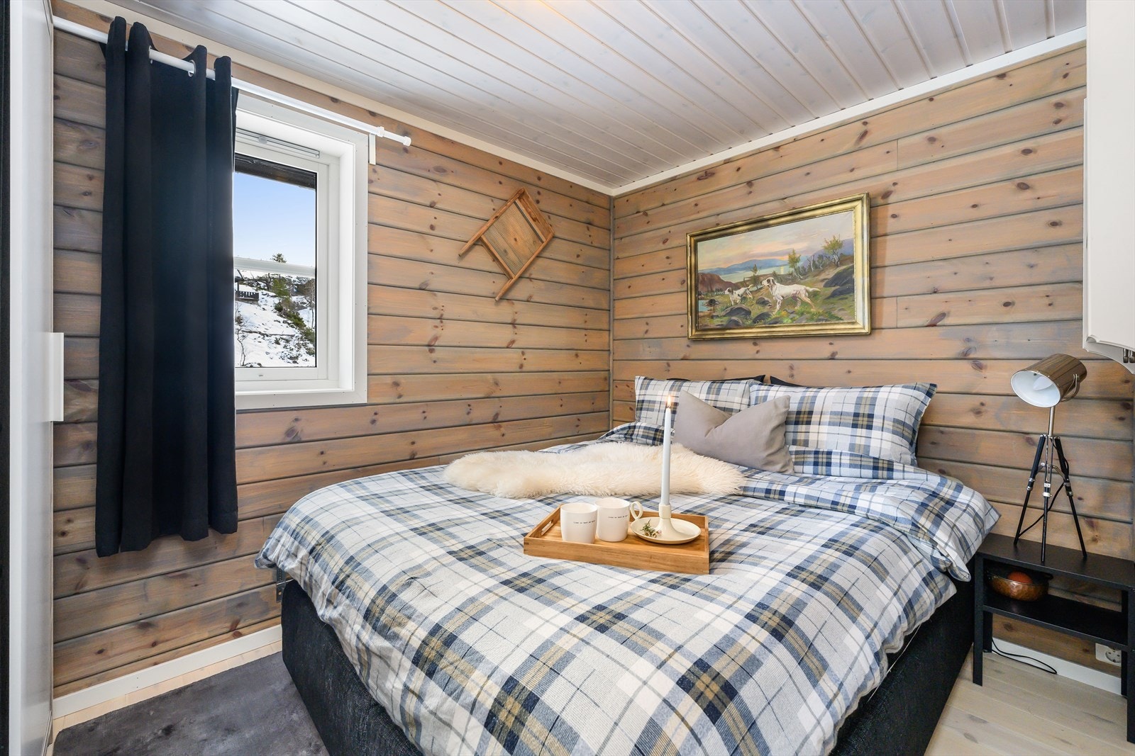 Hytten inneholder tre gode soverom i tillegg til hems. Galleribilde