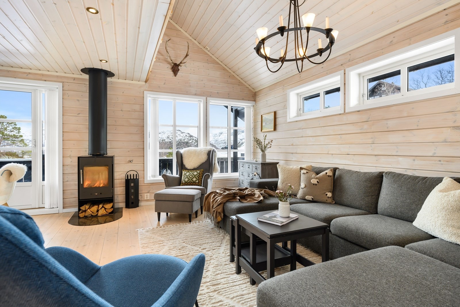 Stuen har god takhøyde og god plass til både spise- og sittegruppe etter eget ønske. Galleribilde