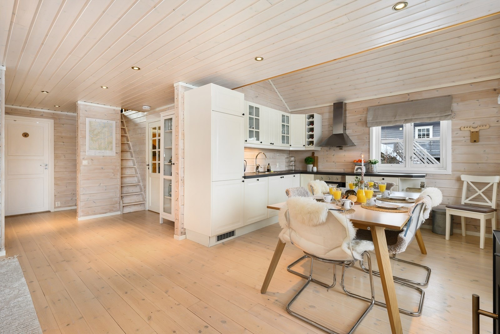 Kjøkkenet har profilerte fronter og integrerte hvitevarer. Galleribilde