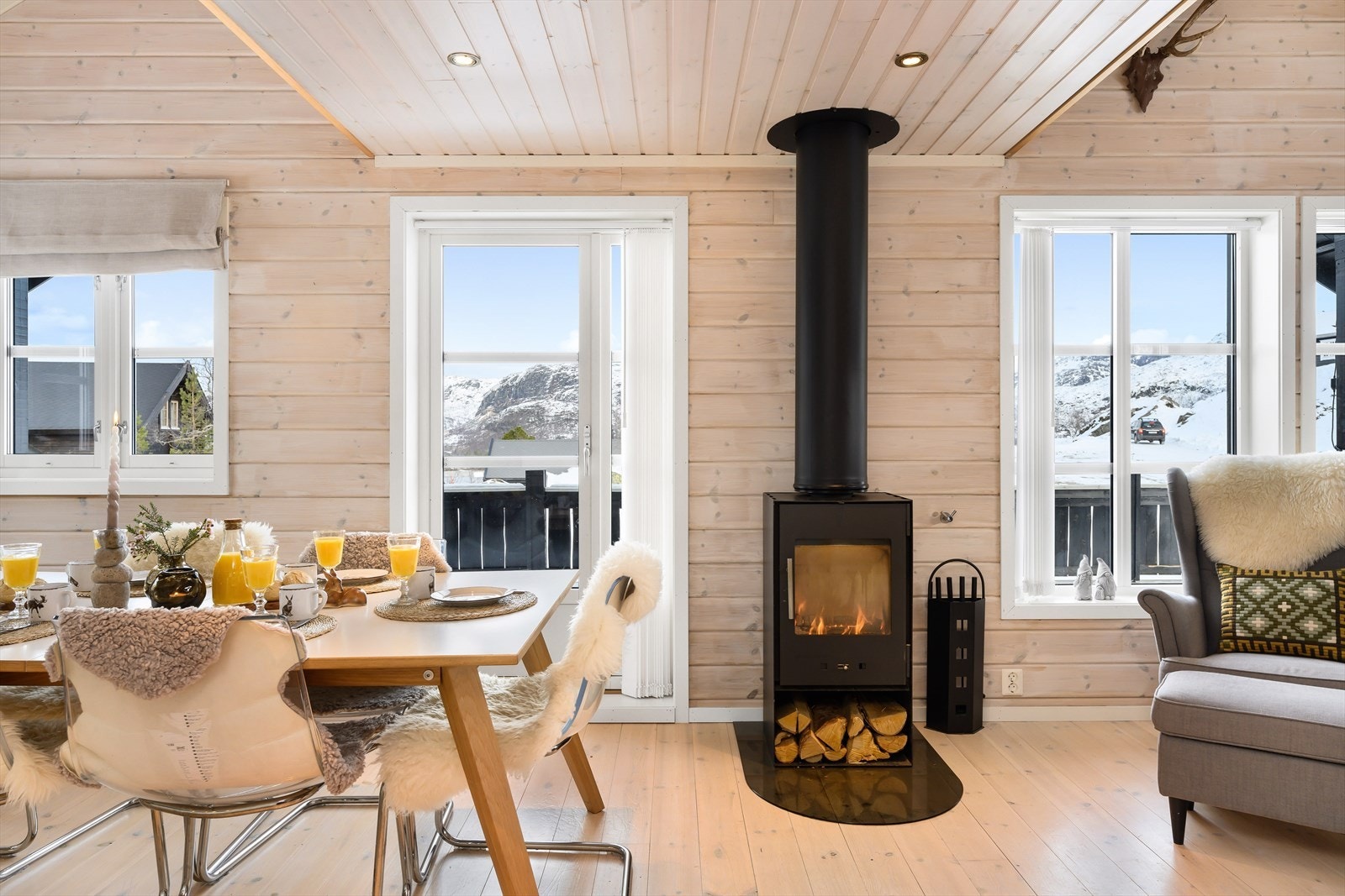 Fra stuen er det utgang til terrasse med utsikt over nærområdet. Galleribilde