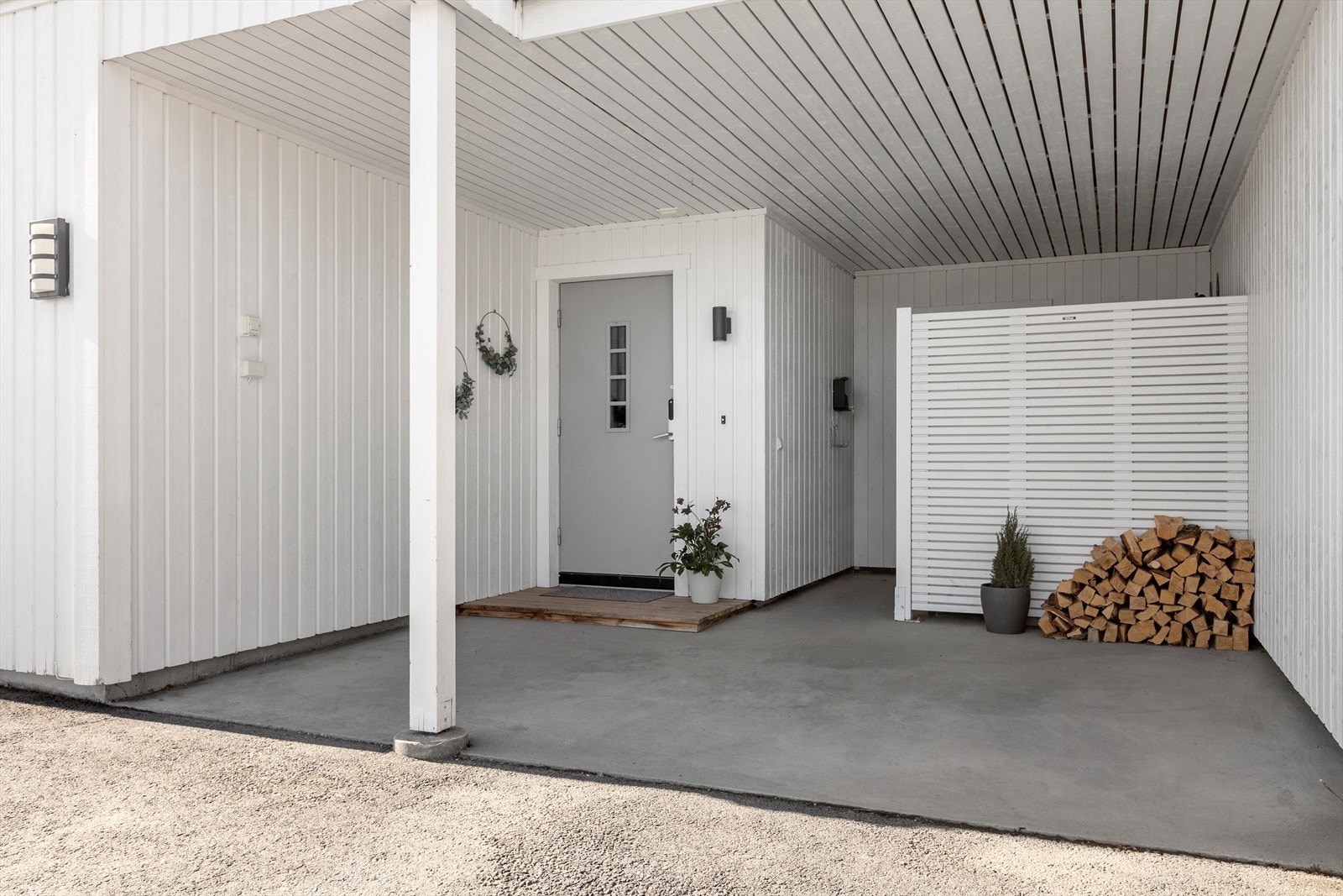 Velkommen hjem! Inngangsparti med carport med elbillader, samt adkomst til treningsrom/bod Galleribilde