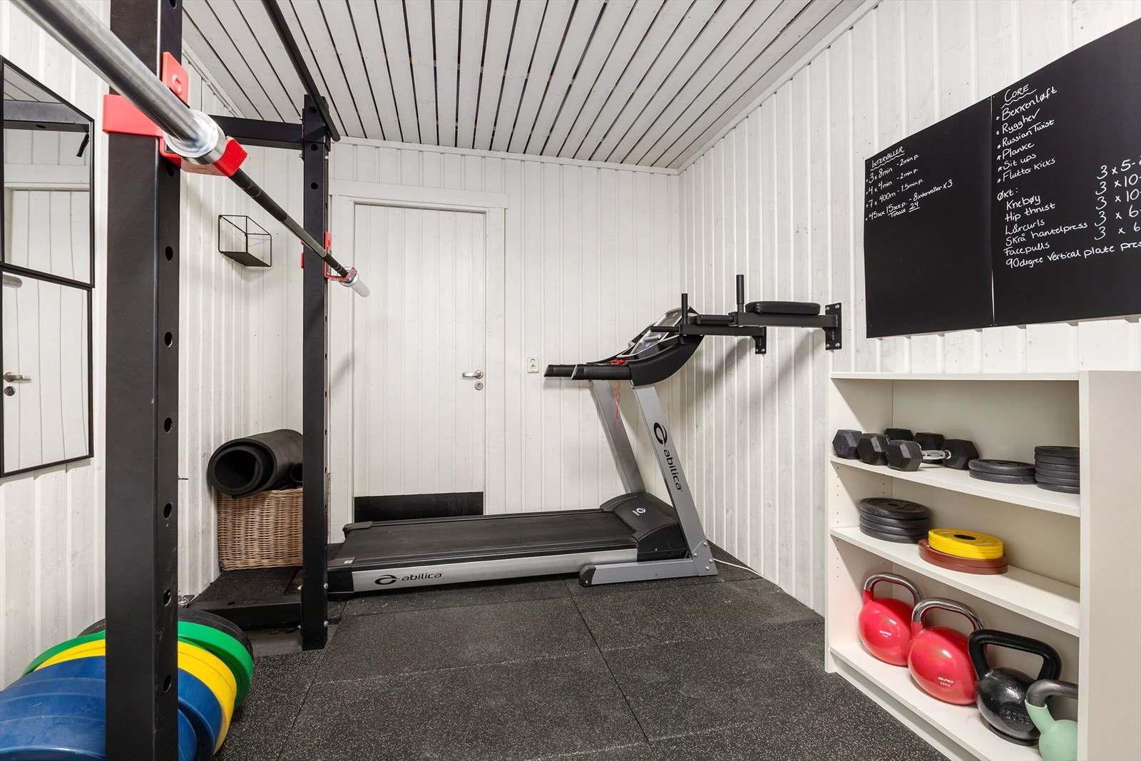 Treningsrom innredet i carport, samt sportsbod i bakkant Galleribilde