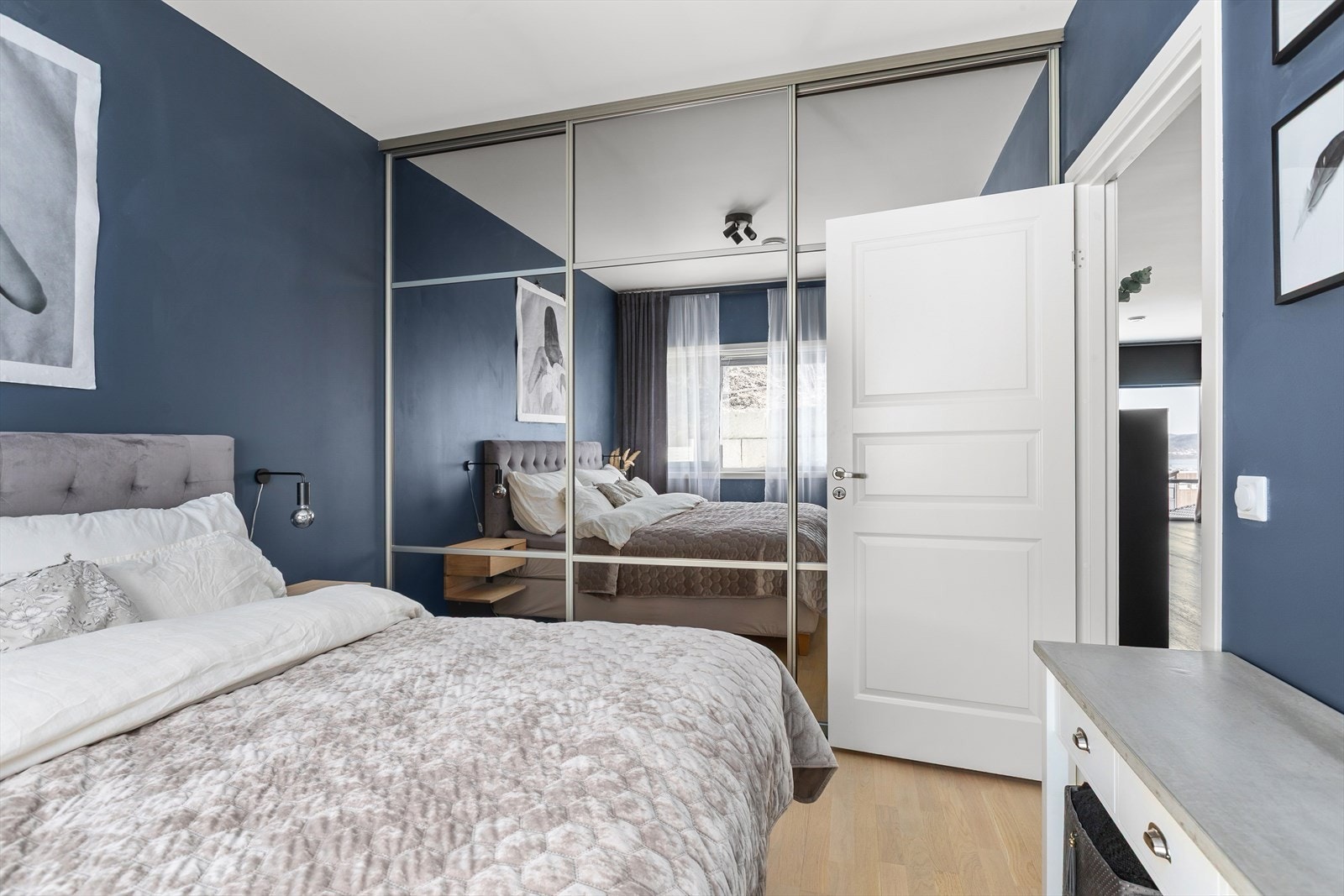 Rommet har skyvedørsgarderobe med speilfronter Galleribilde