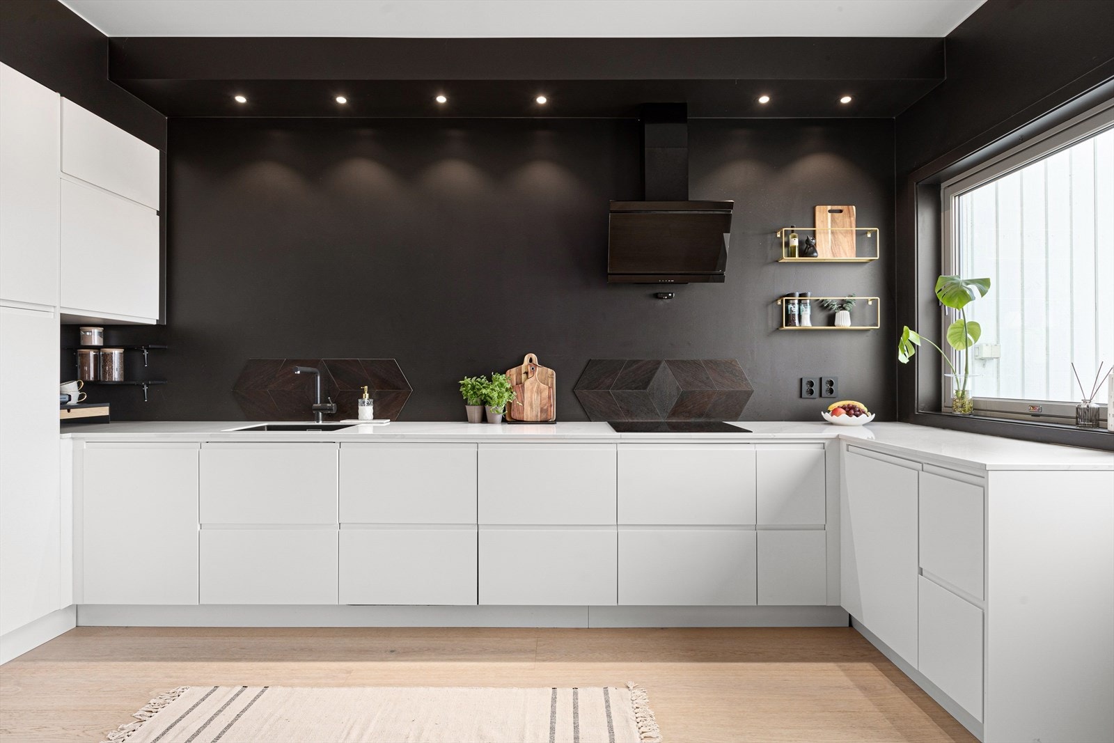 Romslig benkeplate av Silestone Galleribilde
