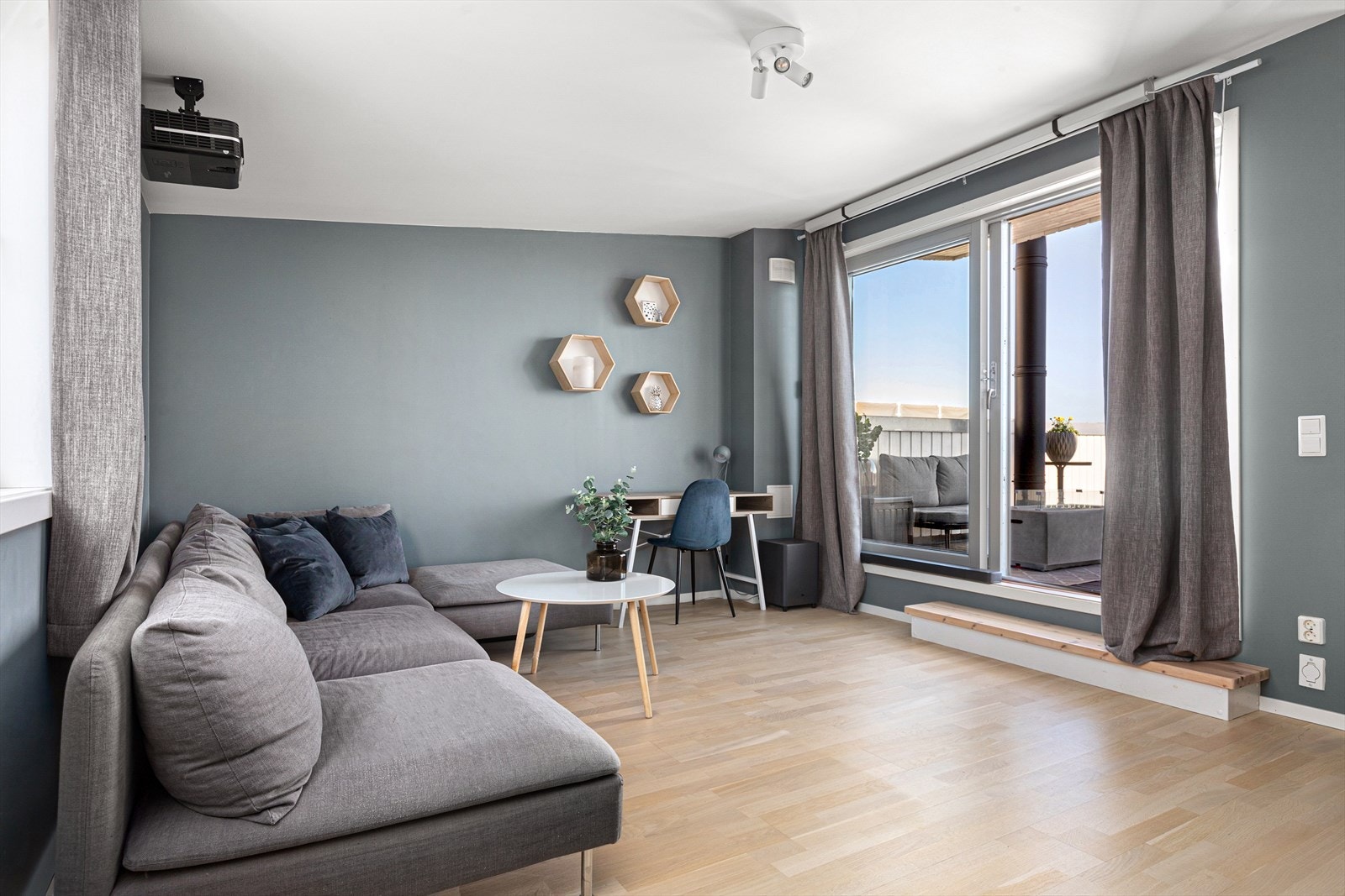 Fra stuen er det utgang til en nydelig takterrasse Galleribilde