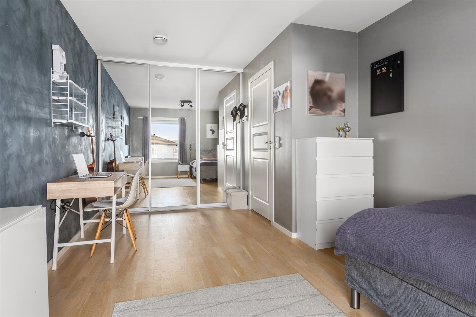 Dette rommet er av meget god størrelse, og har rikt med oppbevaring i skyvedørsgarderobe Galleribilde