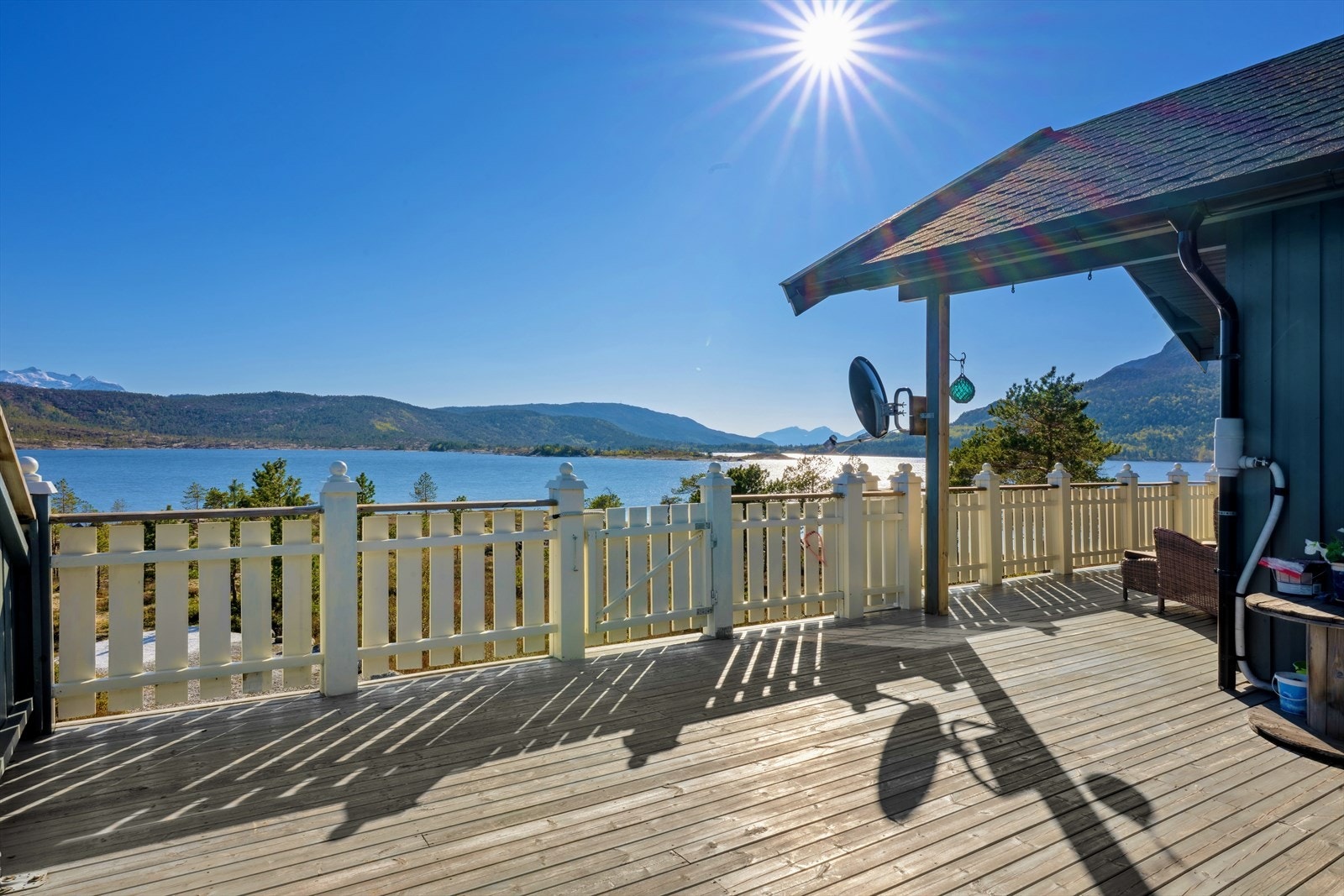 Stor terrasse på ca. 78 kvm som omkranser store deler av hytten. Galleribilde