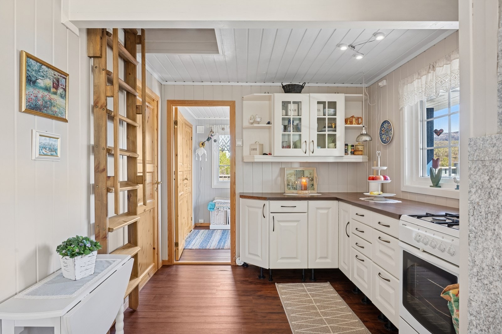 Stødig og fin stige til hemsen. Galleribilde