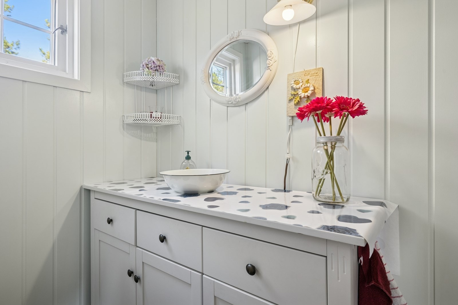 Vask praktisk plassert, adskilt fra toalettet. Galleribilde