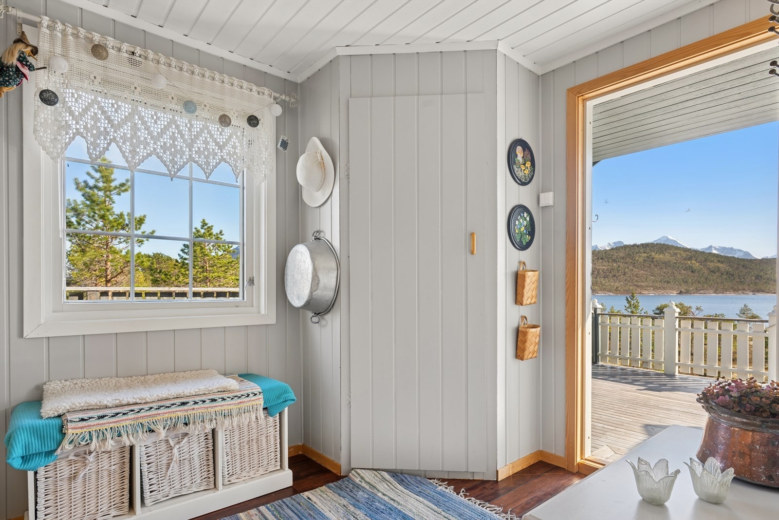 Innbydende entré med bod/garderobe. Galleribilde