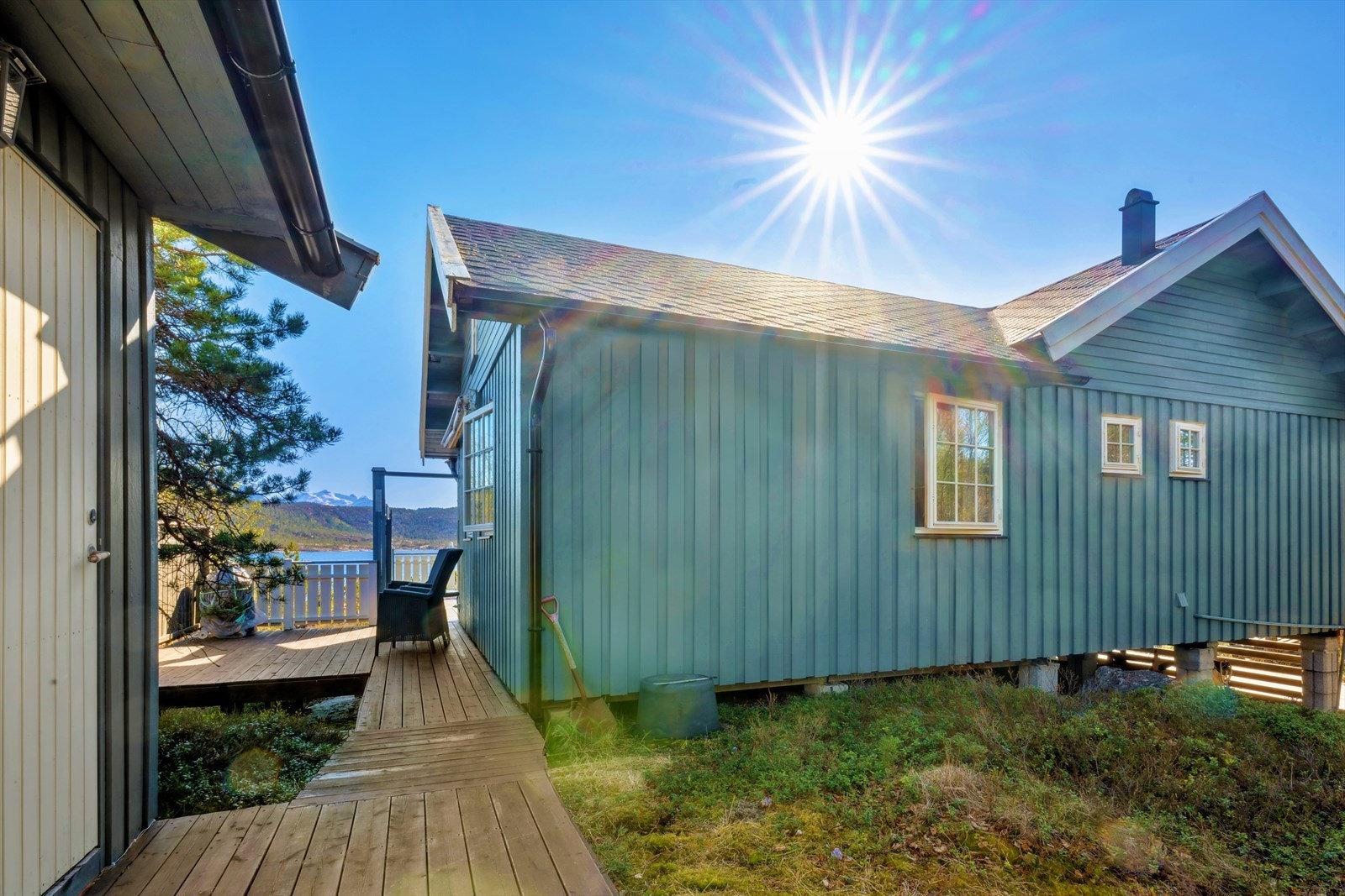 Herfra er det en passasje til uthuset med dusjrom og bod. Galleribilde