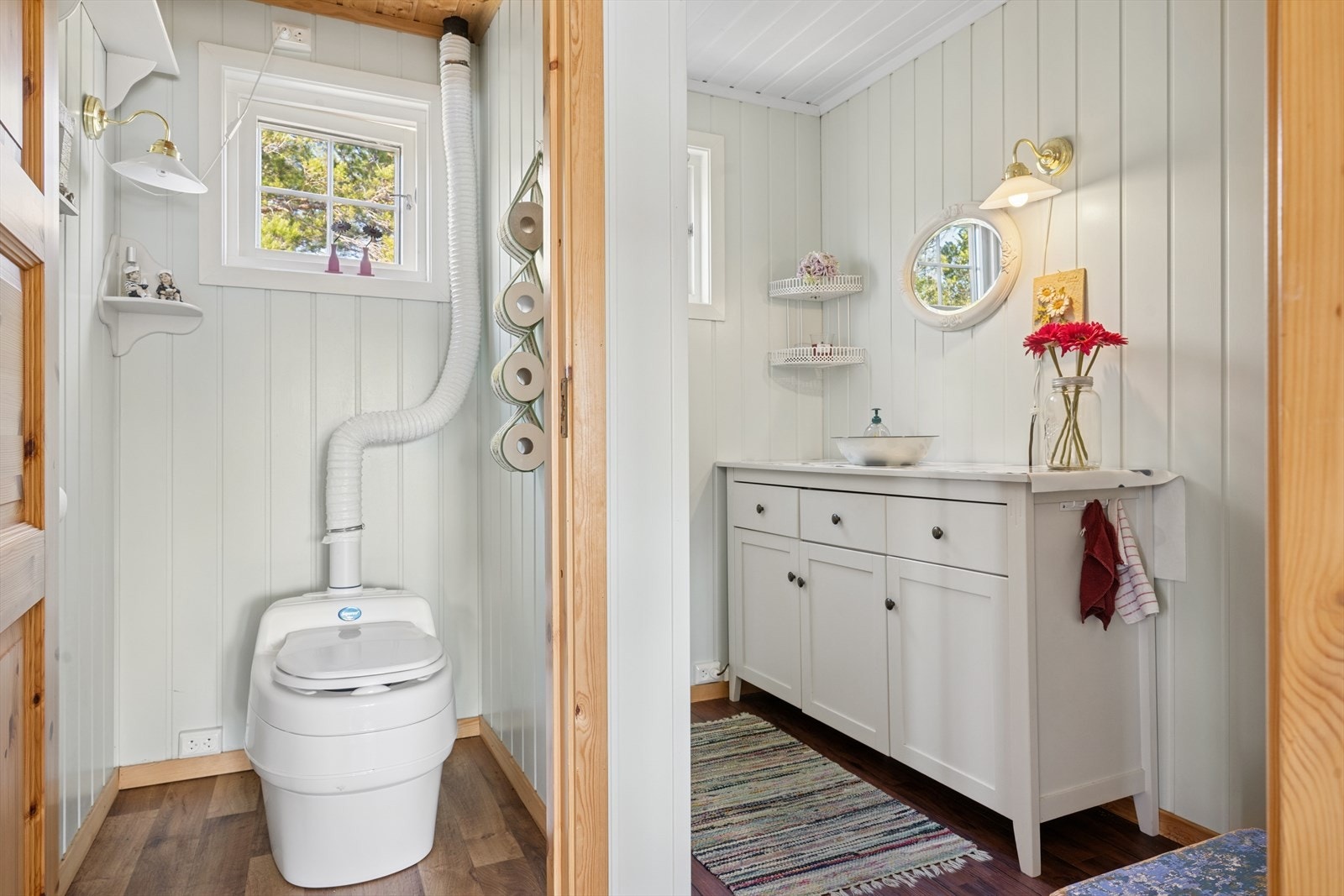 Toalettet ble skiftet i 2020 og er av type Separett Villa, som skal være luktfri. Galleribilde