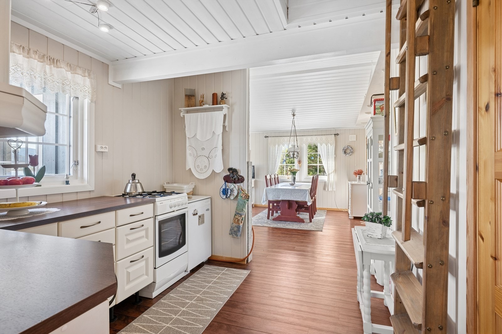 Flott kjøkkenkrok med komfyr og kjøleskap, som medfølger handelen. Galleribilde