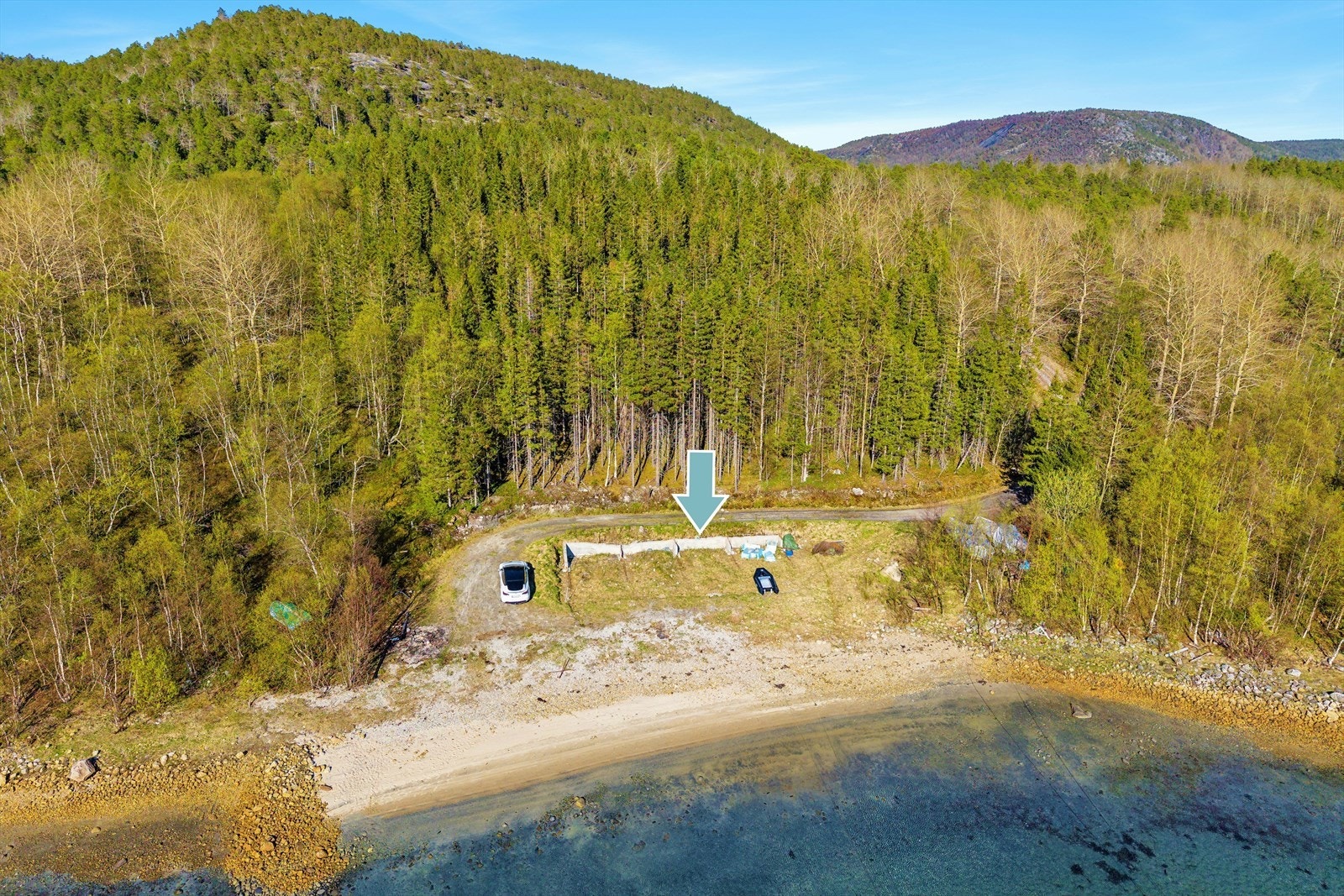 Med hytta følger egen naust som ligger på egen matrikkel. Anvist med pil. Galleribilde