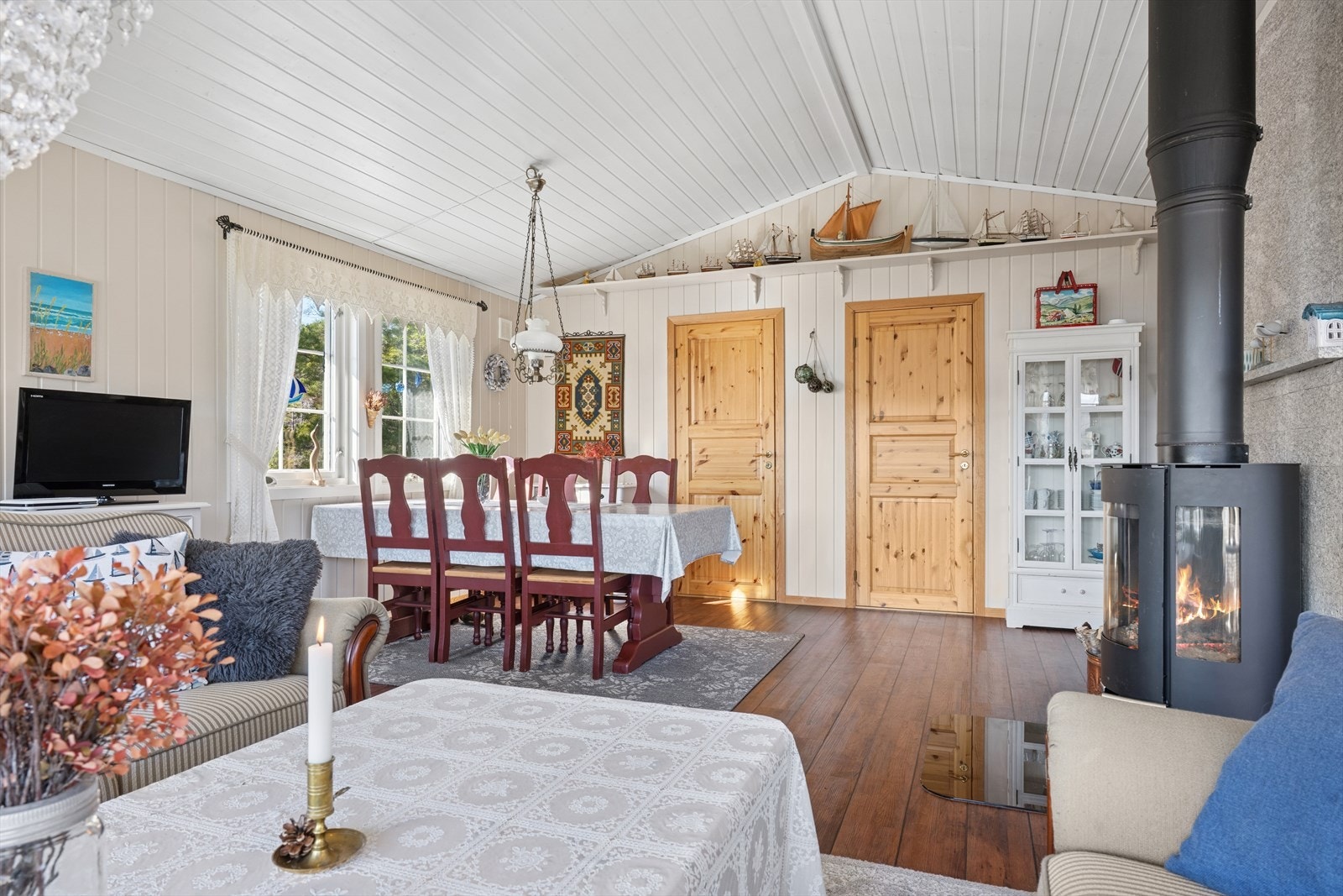 Hytta har en fin planløsning med naturlig fordeling mellom sonene. Galleribilde