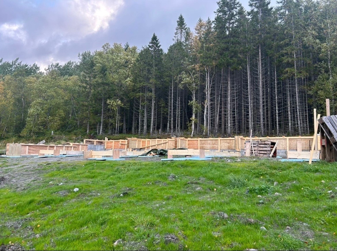Hytteeierne har iverksatt bygging av naust på teigen. Galleribilde