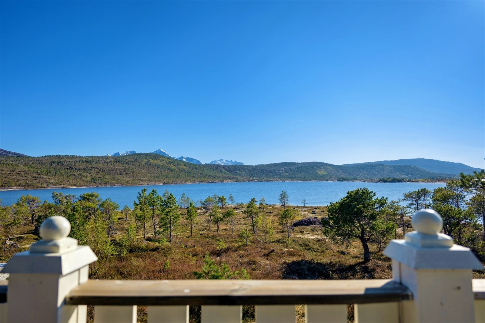 Nydelig utsikt mot havet, Finnøya og Steigenveggen i bakgrunnen. Galleribilde