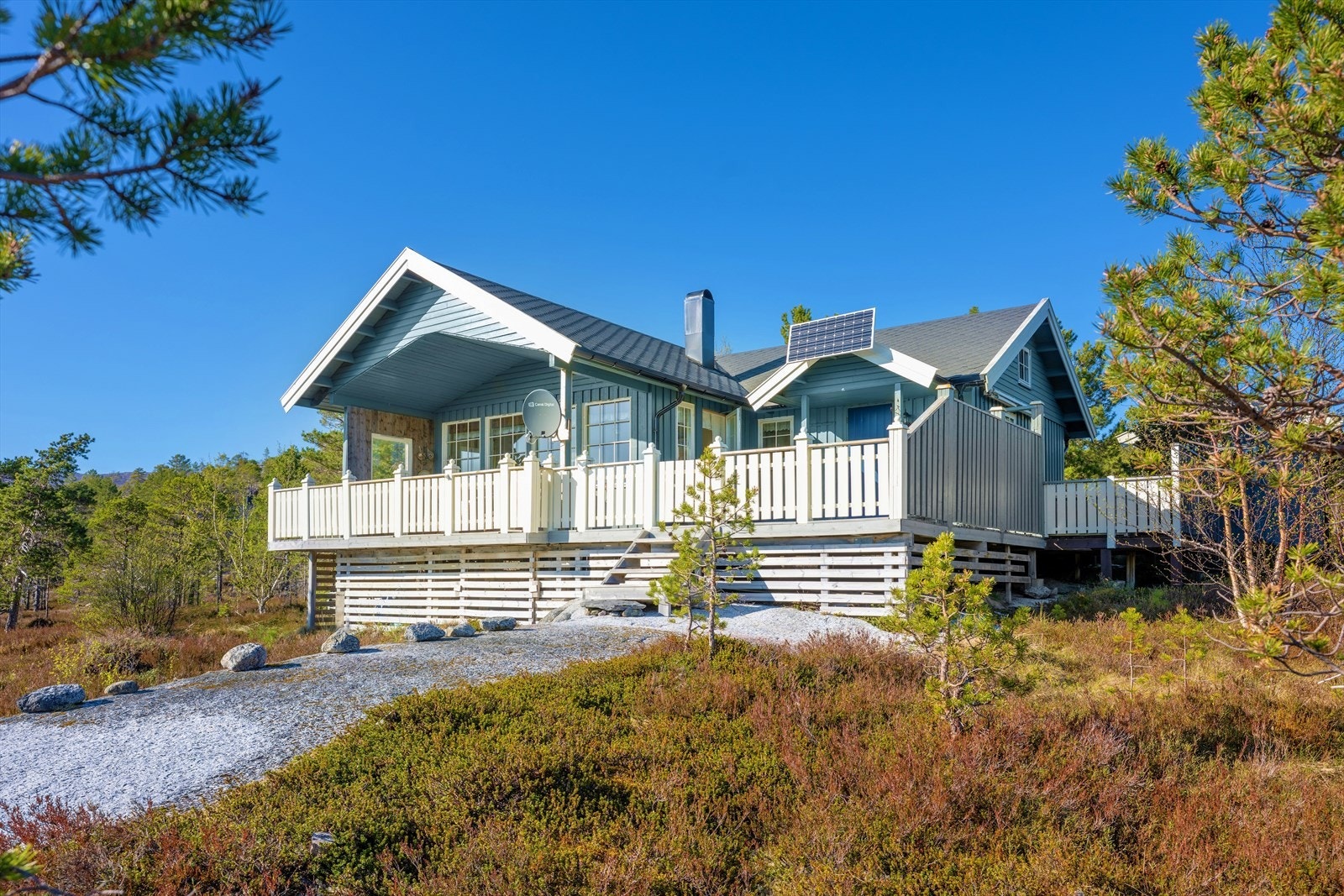 Hytta er fra 2008 og bærer preg på jevnlig vedlikehold. Galleribilde