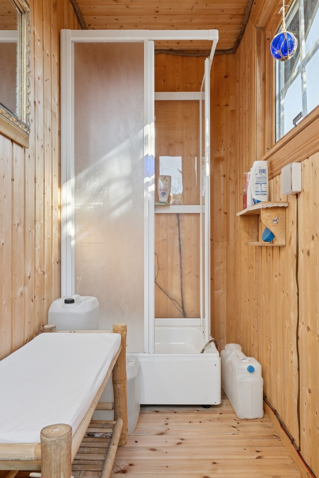 Dusjrom med montert dusjkabinett. Galleribilde