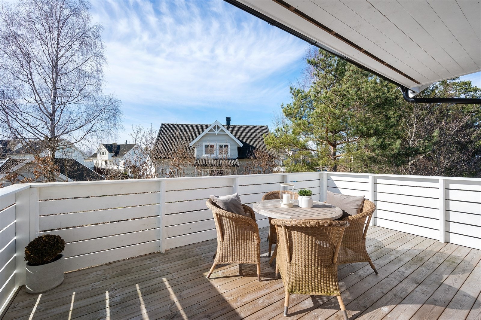 Fra stuen har du utgang til solrik og romslig veranda med god plass til sittegruppe. Galleribilde